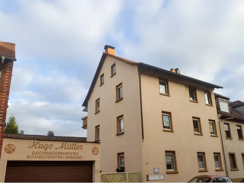 Immobilie zu verkaufen: Mehrfamilienhaus mit Rückgebäude Garage-Werkstatt -Aschaffenburg-Damm